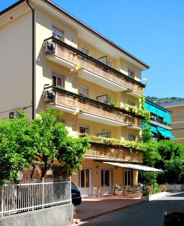 Residence Glicini Finale Ligure Extérieur photo